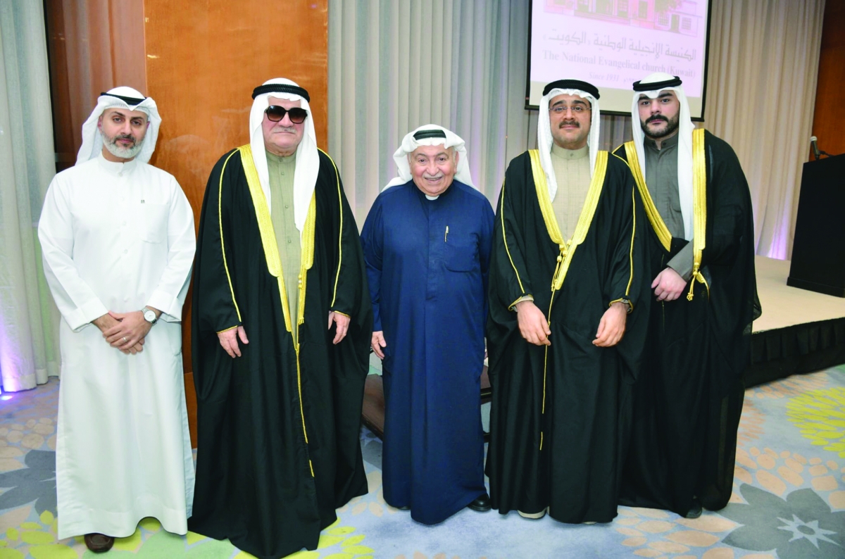 القس عمانويل غريب يستقبل المهنئين 