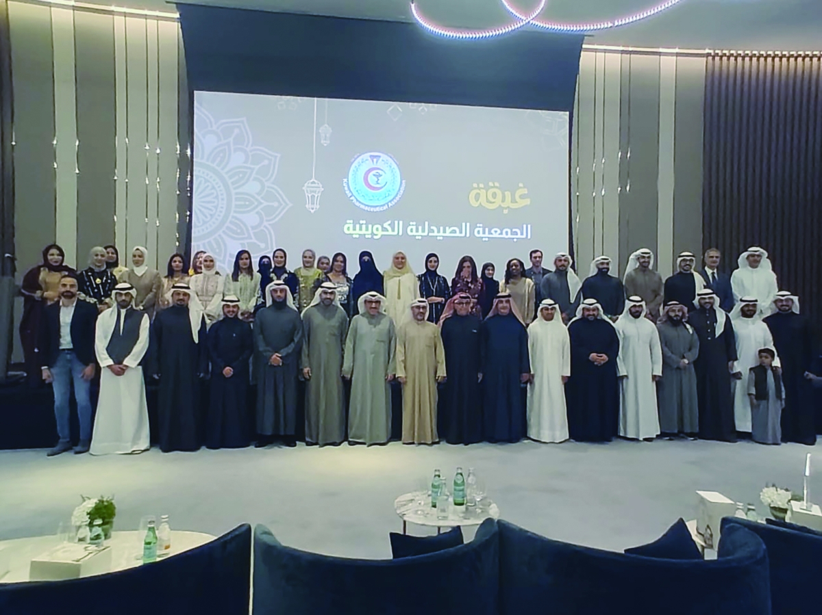 وزير الصحة متوسطاً المشاركين في الغبقة