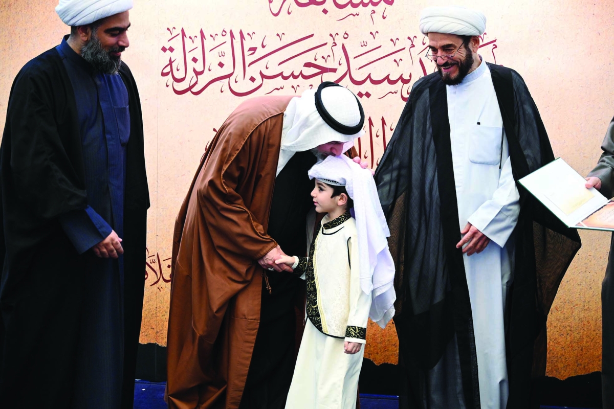 قبلة على رأس أحد الحفظة الصغار 