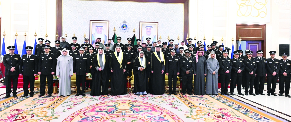 صاحب السمو وولي العهد واليوسف والعلي في لقطة تذكارية مع قيادات الداخلية 