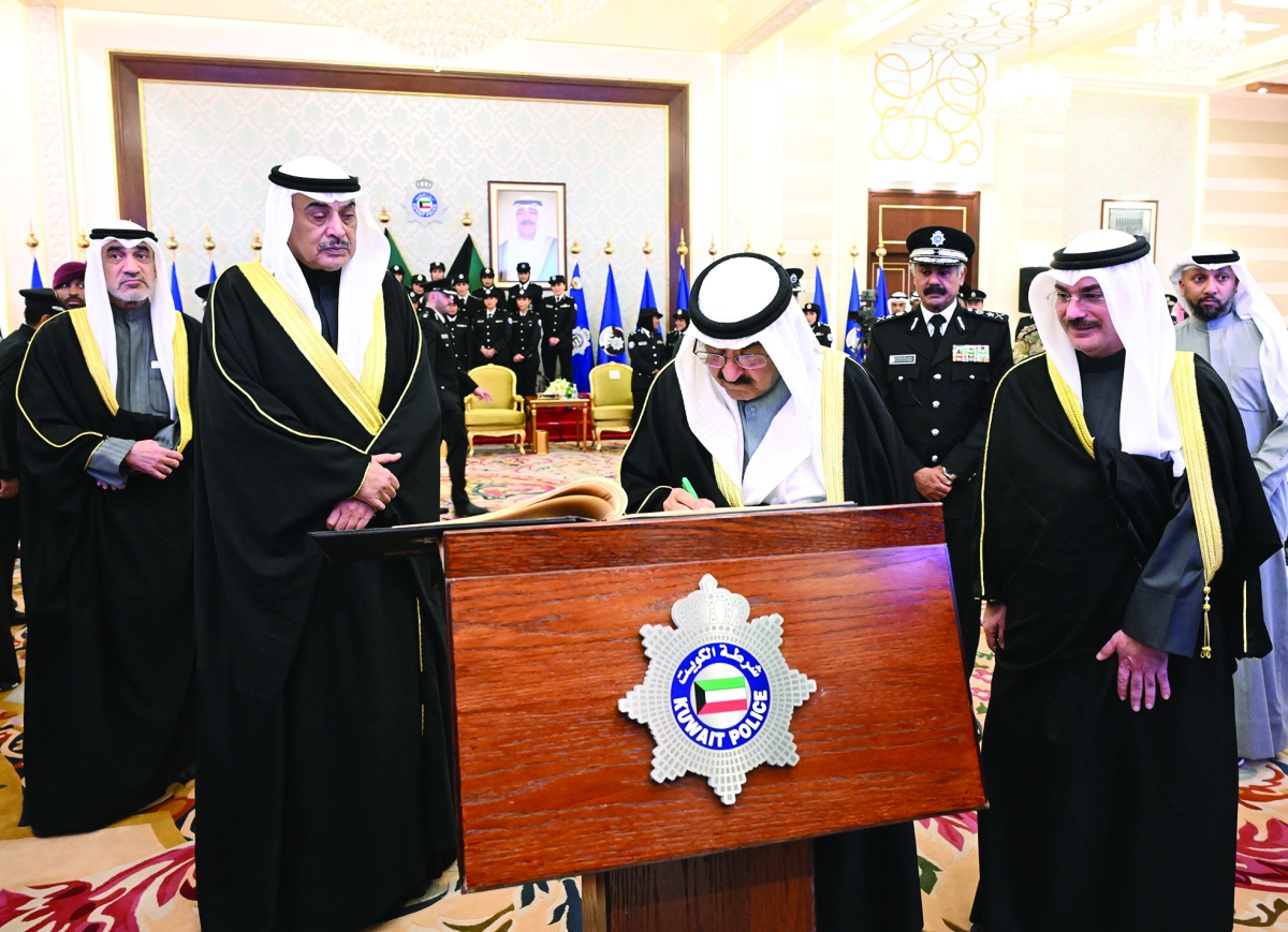 


صاحب السمو يتفضل بالتوقيع على سجل الشرف 