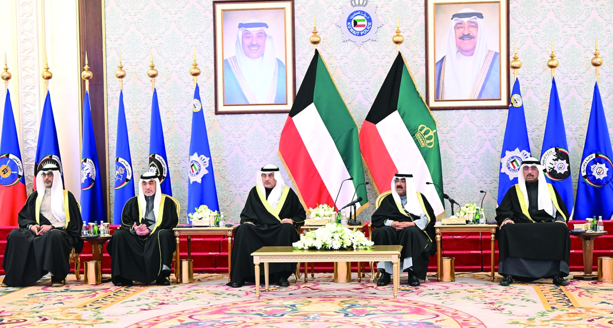 


سمو الأمير وولي العهد ورئيس الوزراء بالإنابة ووزير الدفاع والشيخ محمد العبدالله خلال الزيارة لمبنى الشيخ نواف الأحمد بوزارة الداخلية 