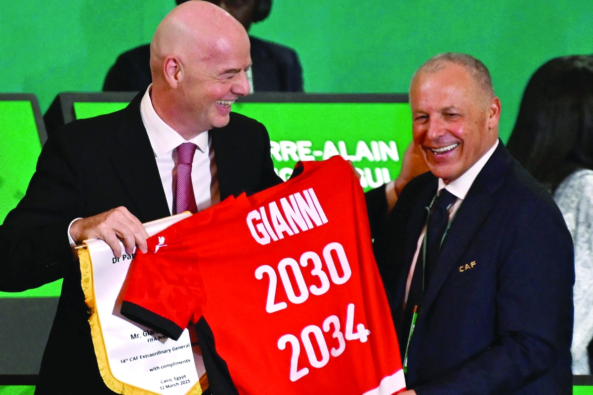 رئيس الاتحاد المصري يسلم قميص المنتخب المصري  (أ ف ب)