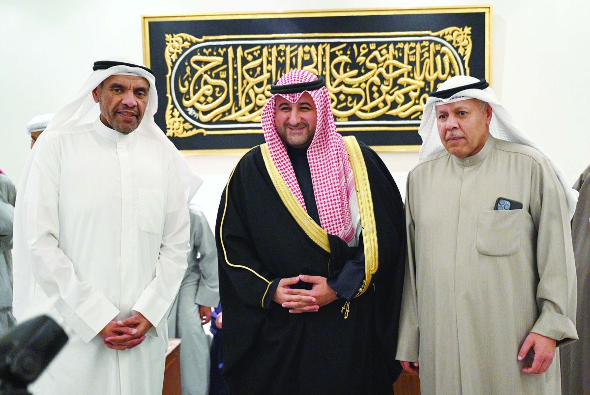 عبدالله المشعل مهنئاً 	(تصوير نايف العقلة) 