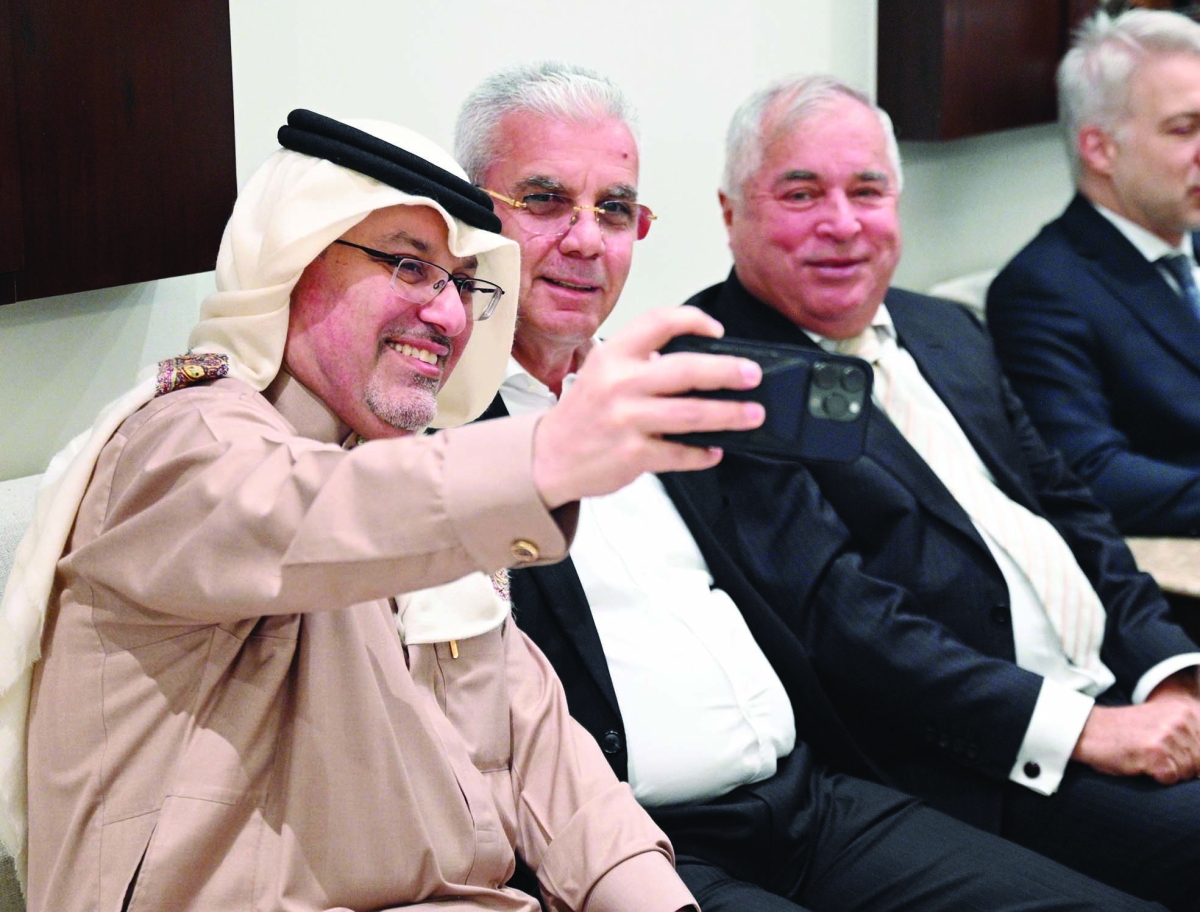 سيلفي للسفير البحريني مع الفلسطيني والطاجيكي 