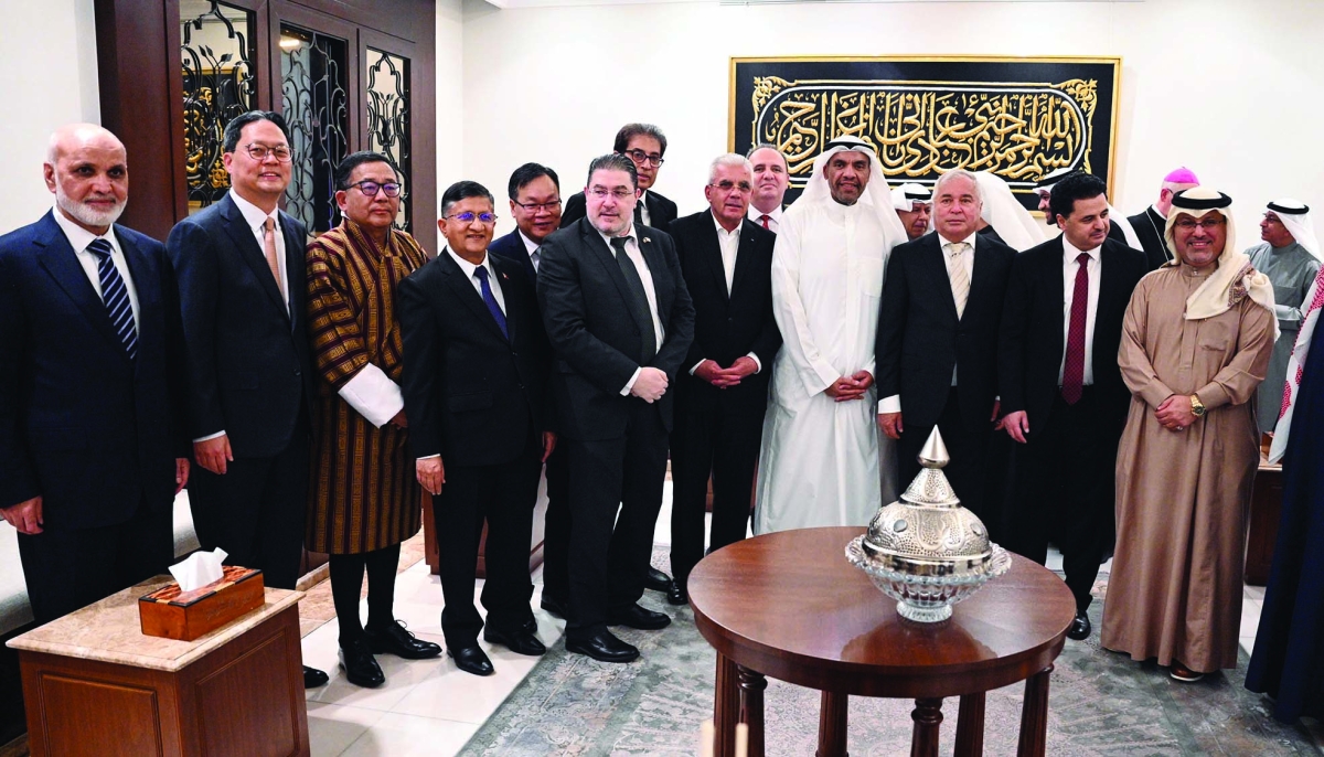 وزير الخارجية يتوسط عدداً من السفراء