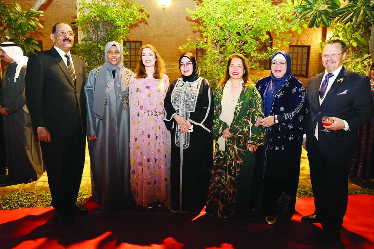 السفيرة لويس تتوسط عدداً من الدبلوماسيين خلال الغبقة 