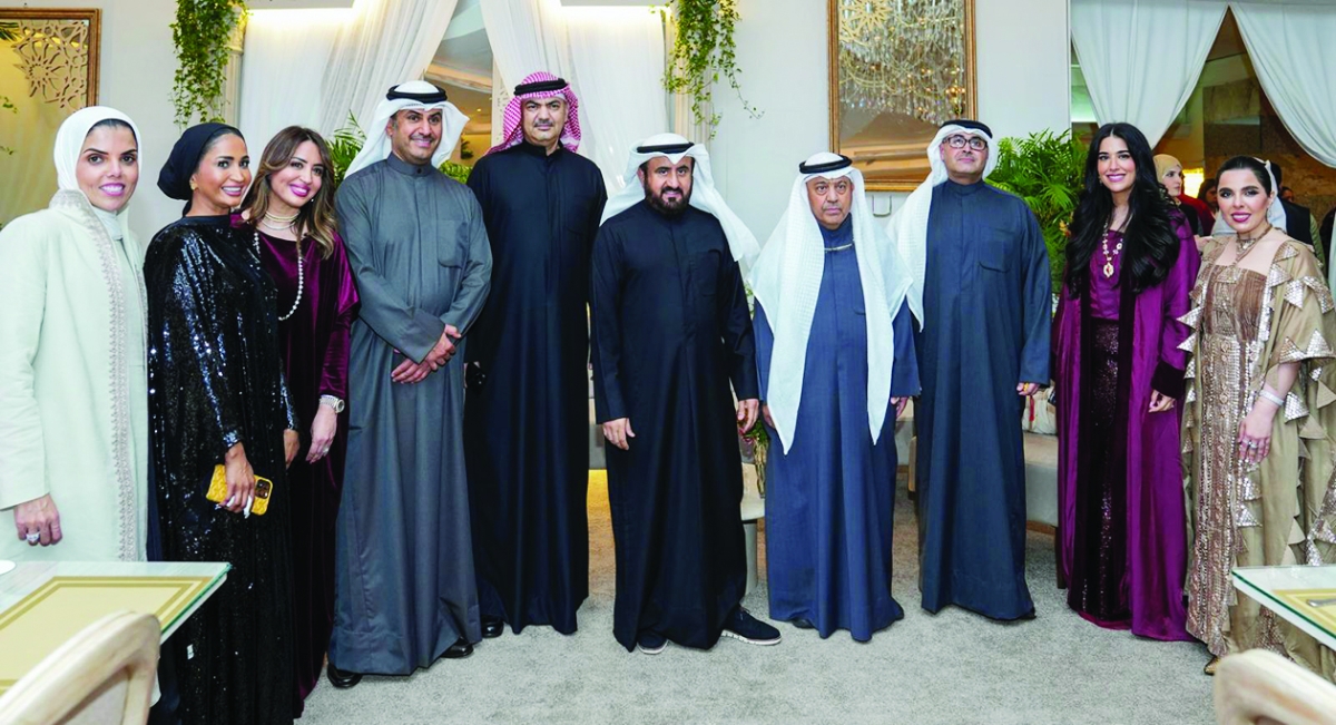 


الرومي والصباح مع العاملين في «ناقلات النفط» 