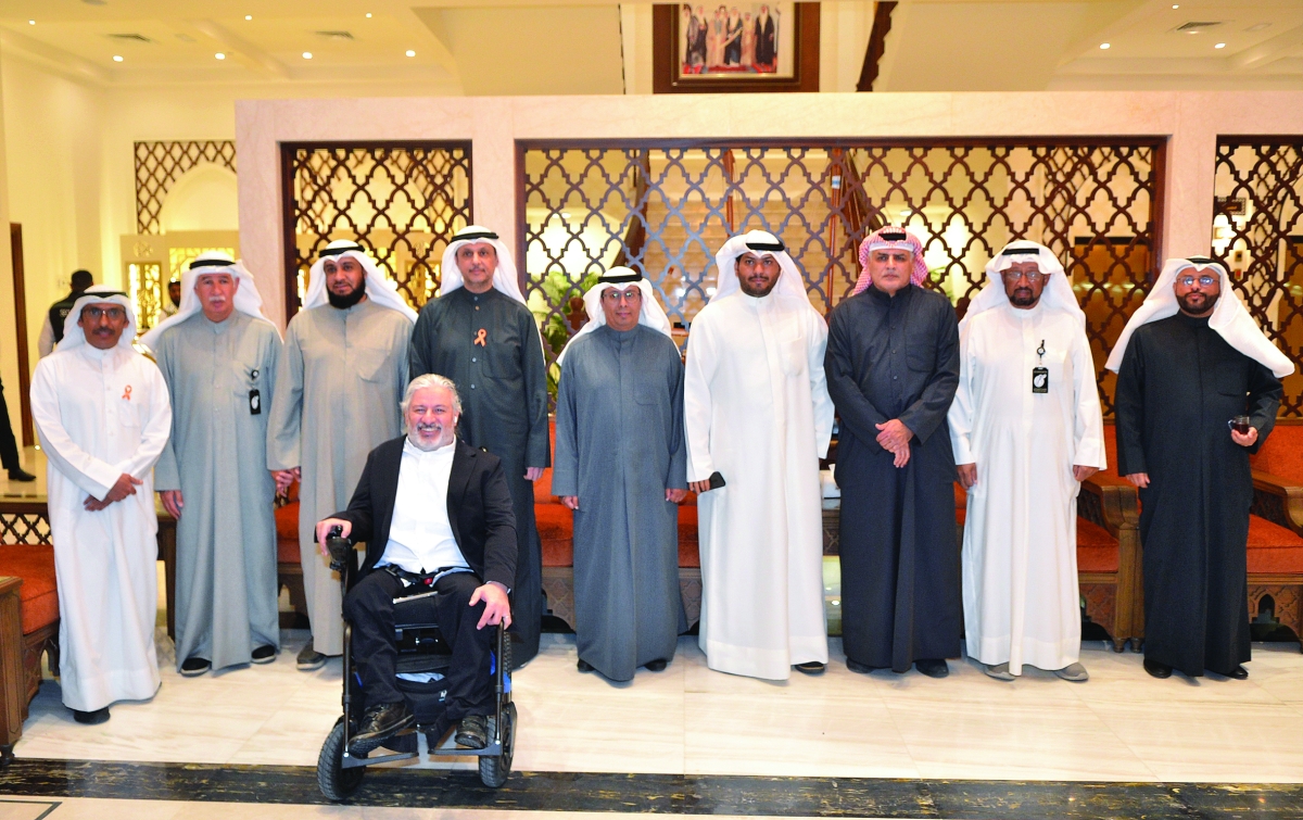 


ثلاب مُتوسّطاً عدداً من الحاضرين 