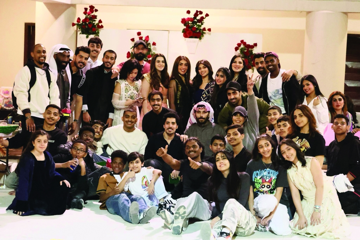 


فريق العمل في لقطة جماعية 