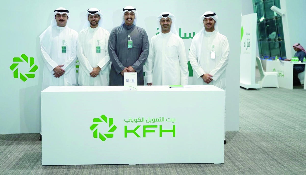 


عبدالله السيف والفريق المنظم 