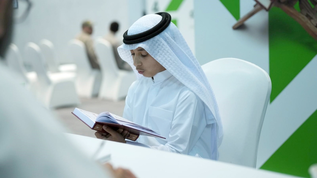 طفل يرتل القرآن