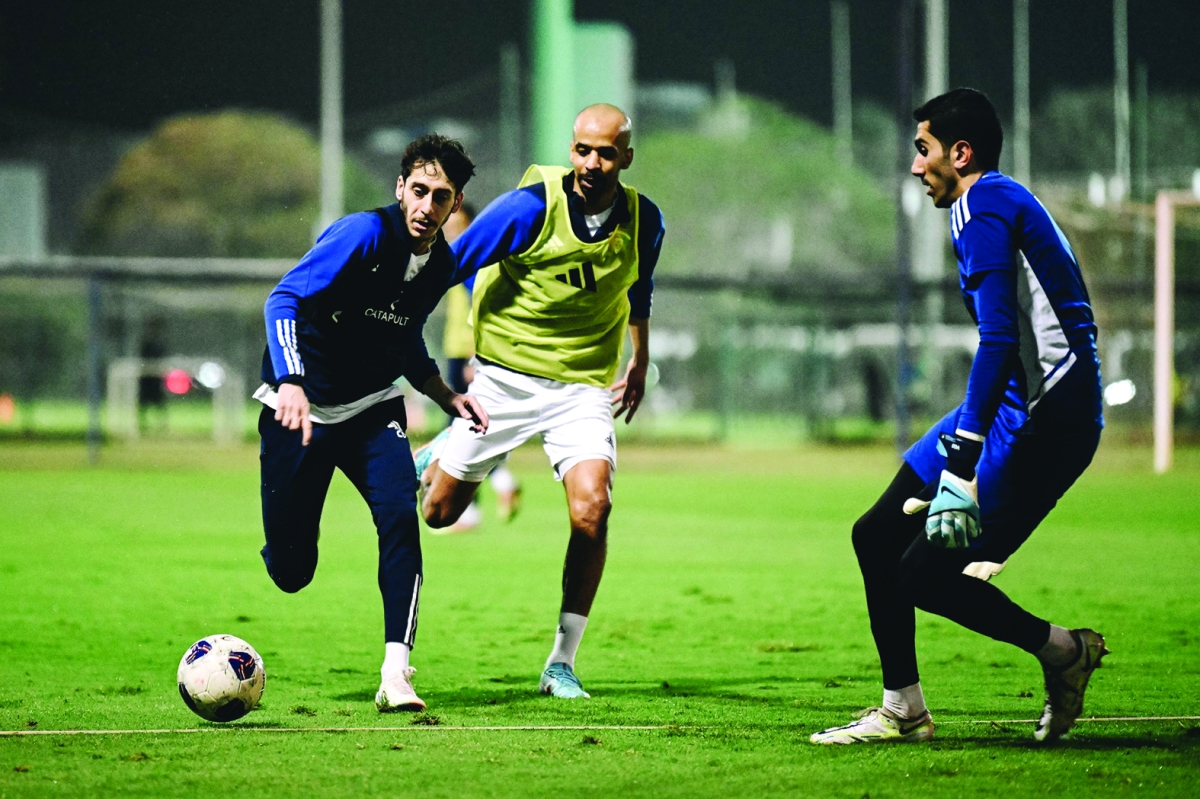 


سلمان العوضي العائد من الاصابة مع حمد حربي وعبدالرحمن الفضلي خلال تدريبات «الأزرق» في المعسكر 