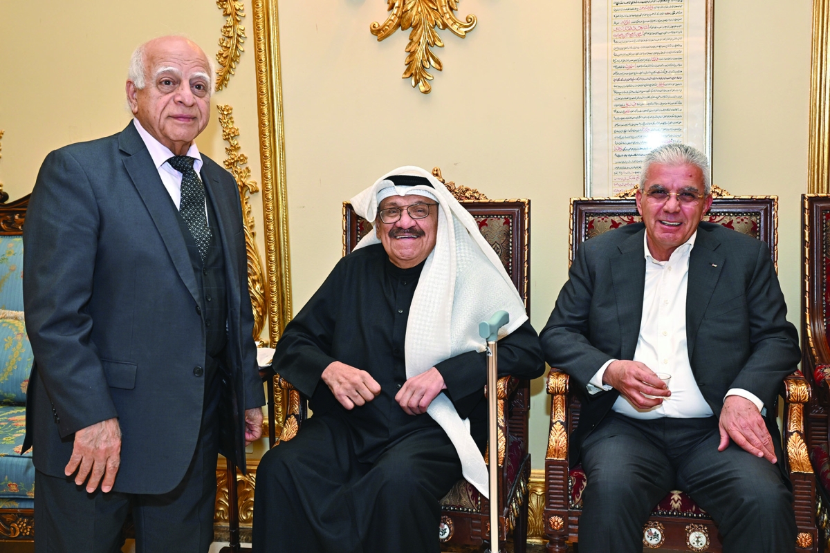 


الزواوي يتوسط السفير رامي طهبوب والكاتب أحمد الصراف 