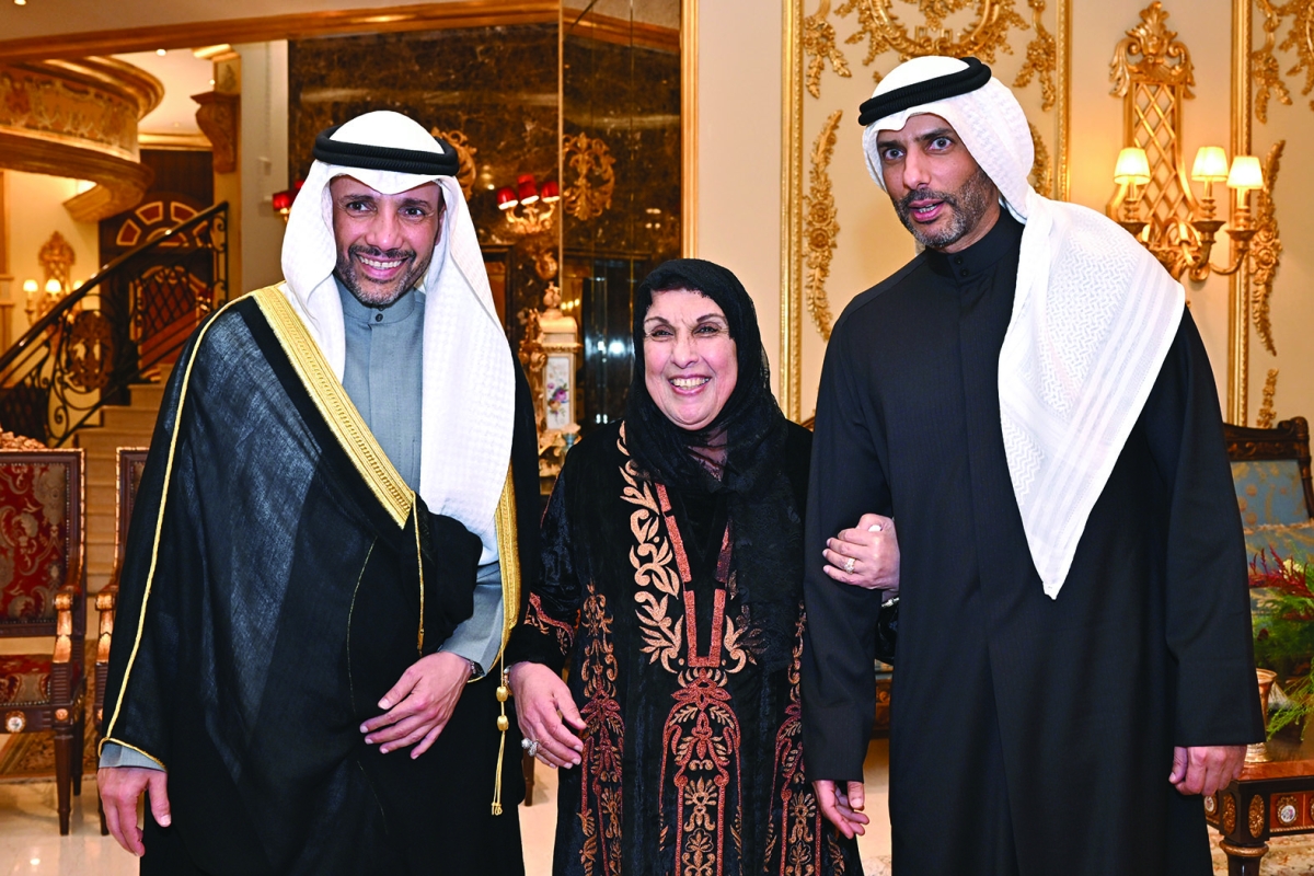 


منيرة الغانم متوسطة مرزوق وخالد الغانم 