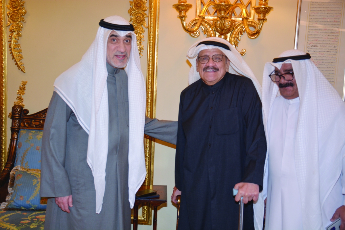 


اليوسف لدى تقديمه التهاني في ديوان الزواوي     	    (تصوير أسعد عبدالله) 