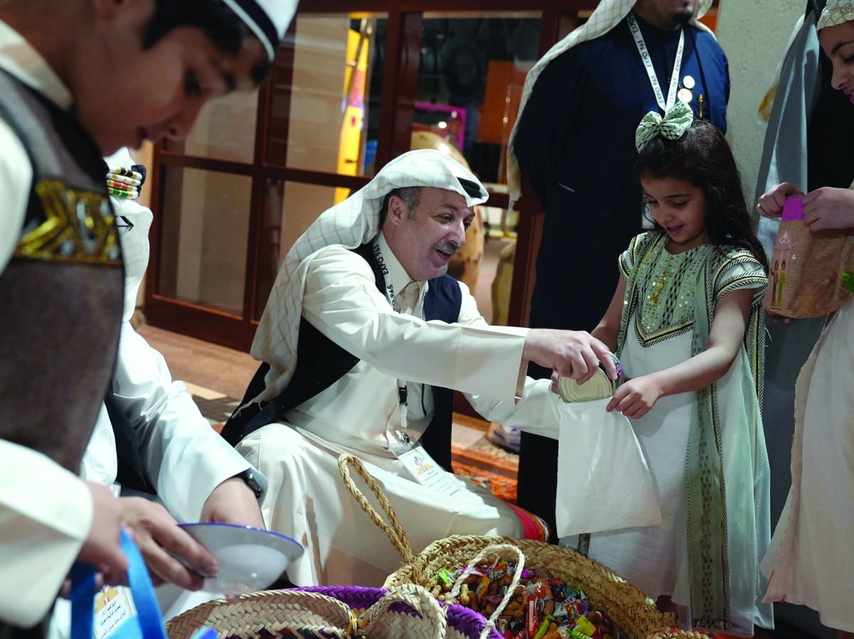 إعطاء الحلوى للأطفال