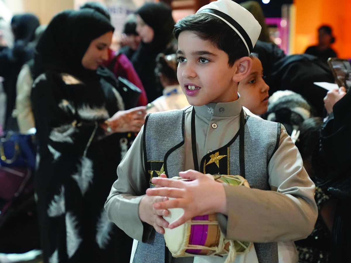 طفل يحتفل بالقرقيعان