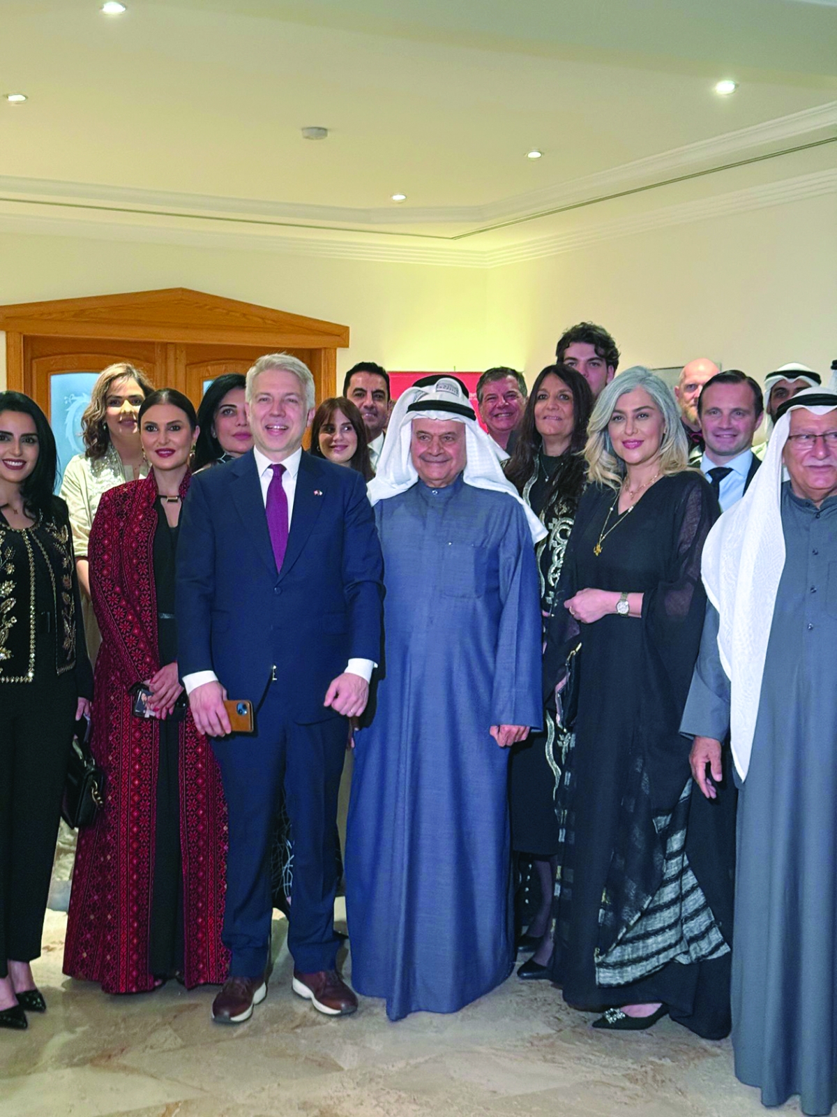 السفير بالميلي وعدد من المهنئين في صورة جماعية 