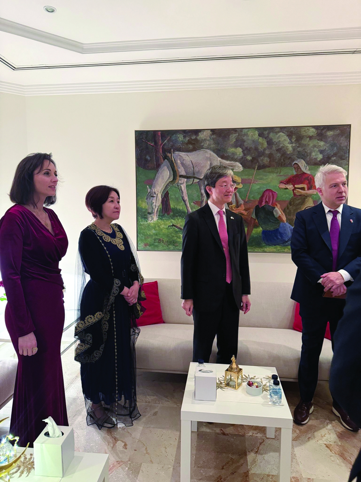 السفير السويسري وحرمه يستقبلان سفير اليابان وحرمه