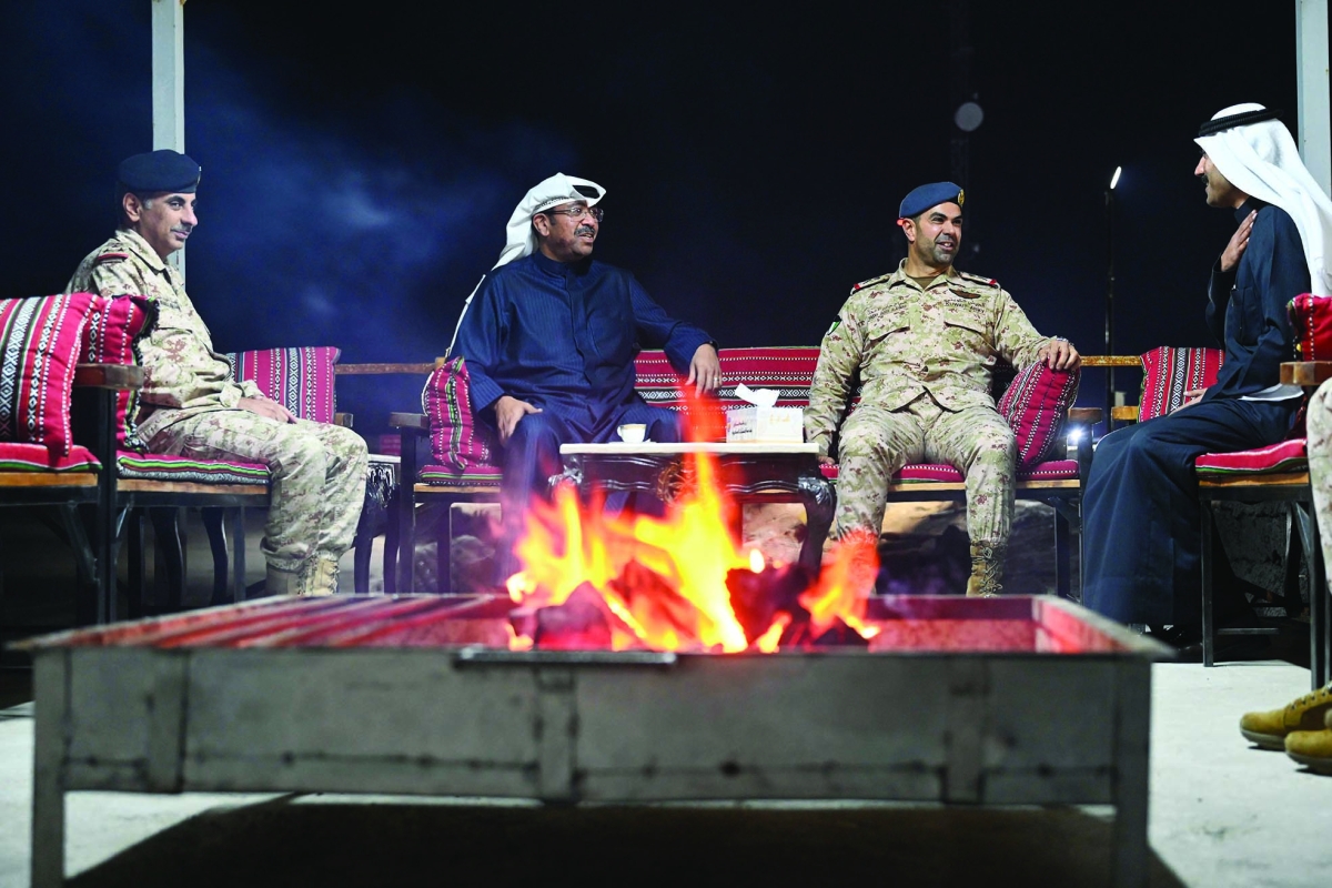 الوزير العلي متحدثاً للزميل نايف كريم بحضور اللواء الجابر	 (تصوير أسعد عبدالله) 