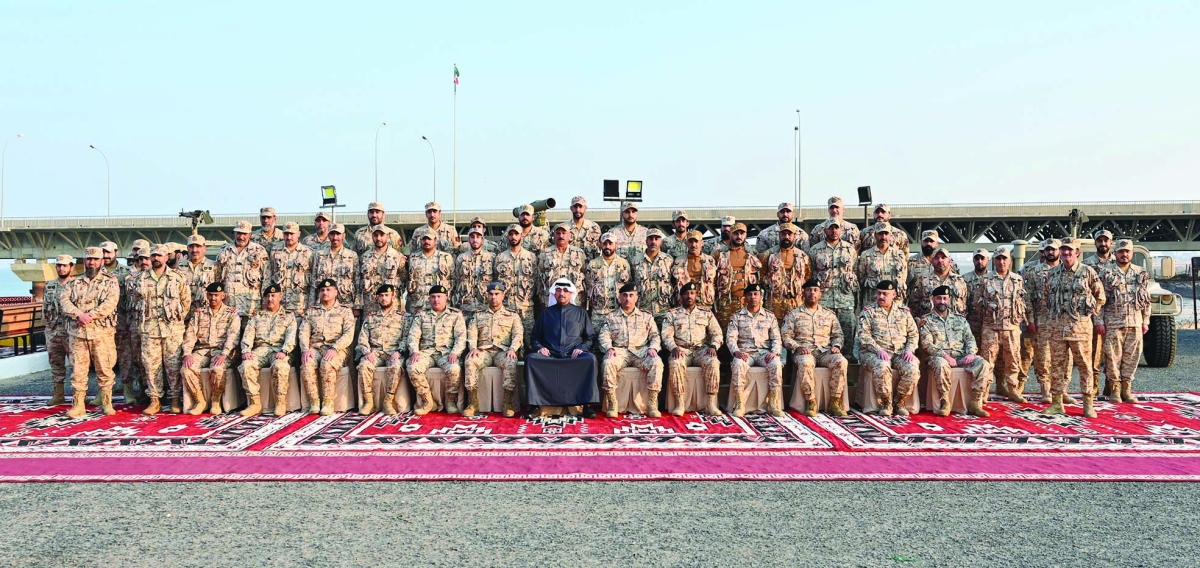 العلي والجابر يتوسطان قيادات الجيش ومنتسبي قوة الواجب في صورة جماعية