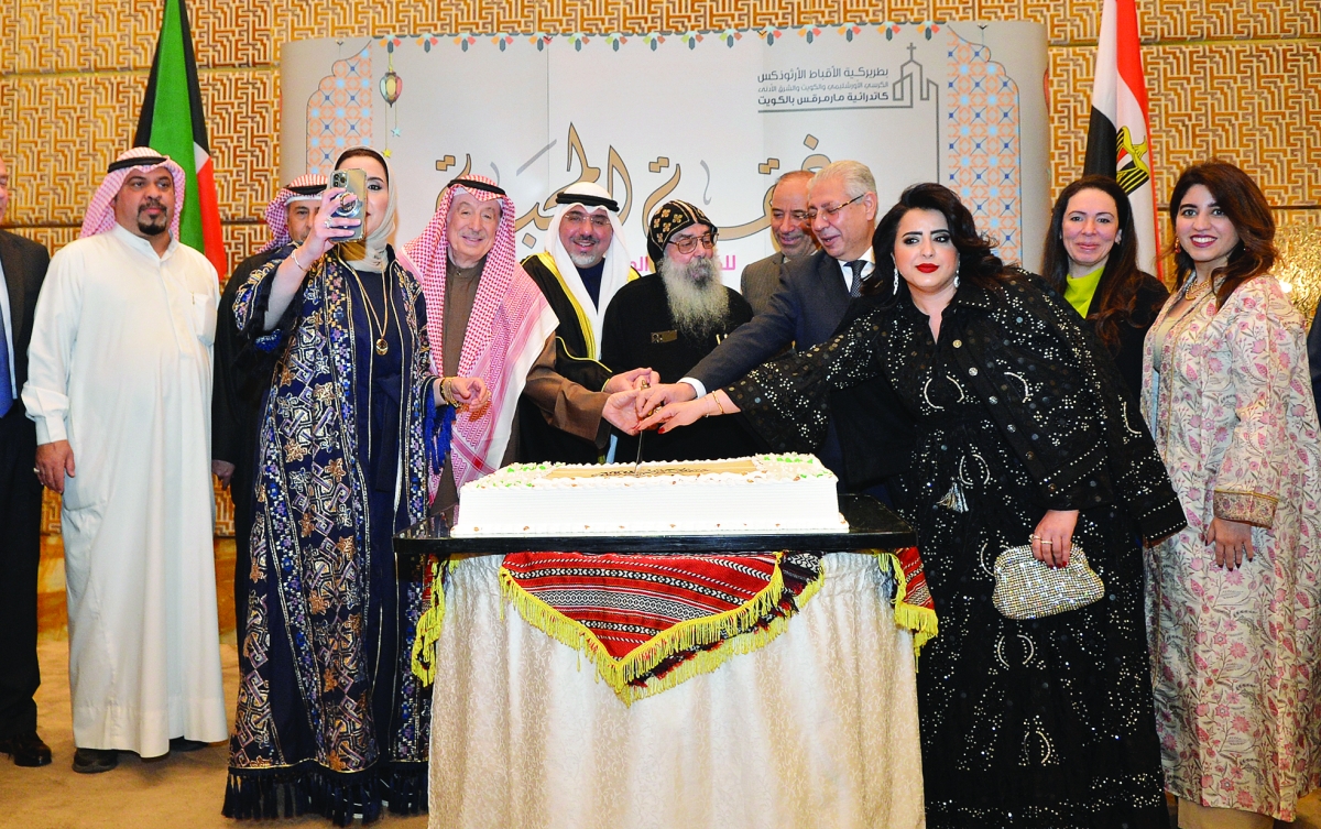 شلتوت والزامل والقمص بيجول يقطعون قالب حلوى الاحتفال 	(تصوير سعود سالم) 