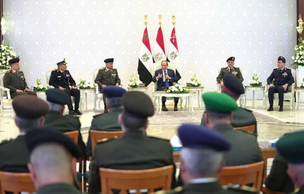 السيسي خلال لقاء مع قادة الجيش في مسجد المشير طنطاوي شرق القاهرة