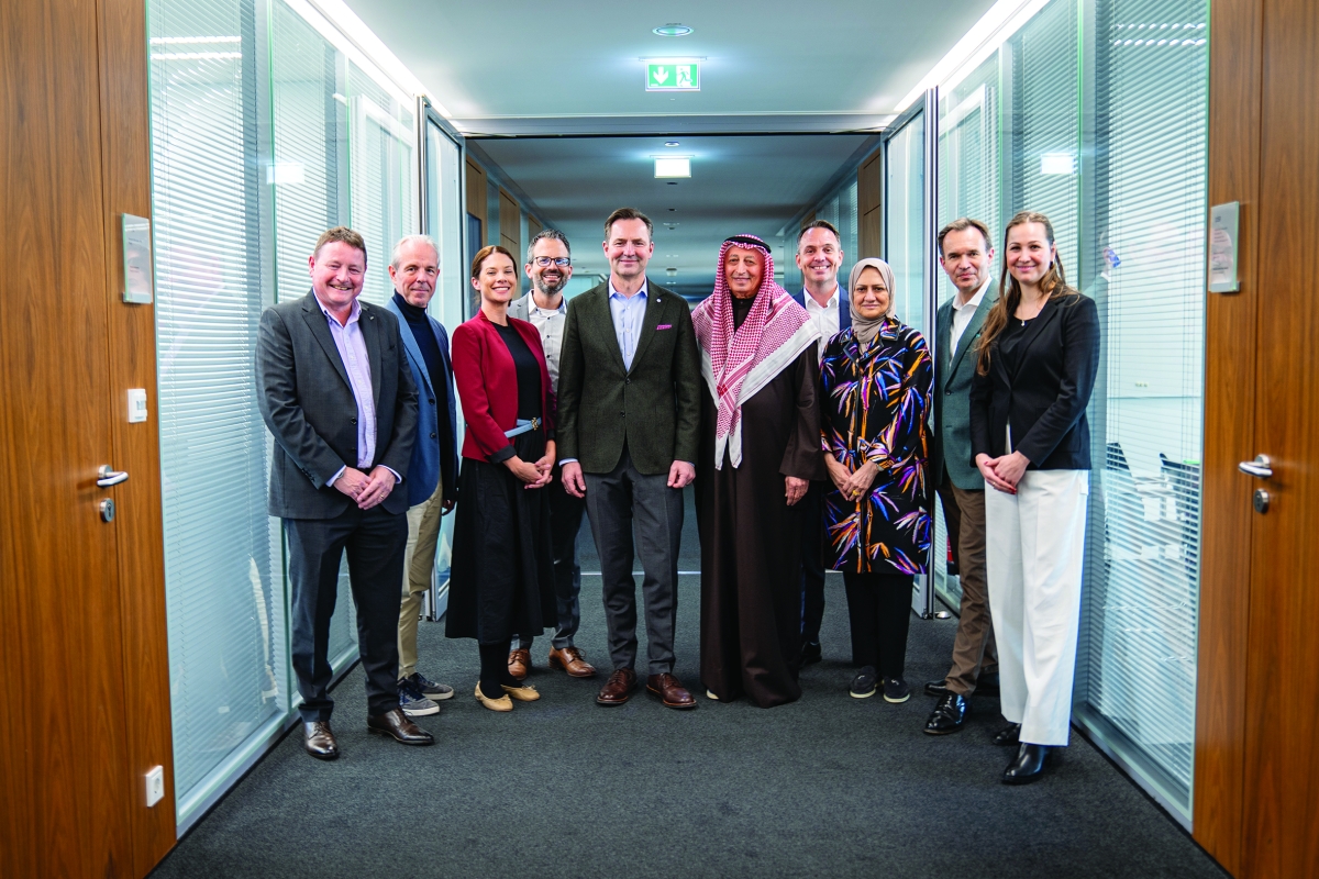 


ممثلو شركة بهبهاني للسيارات مع فريق من المكتب الإقليمي 