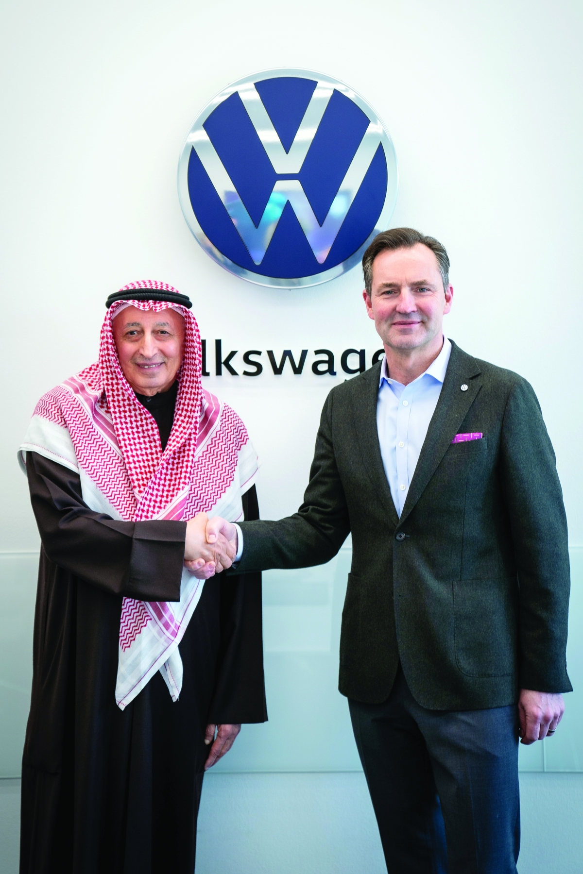 


علي بهبهاني والرئيس التنفيذي لـ«فولكس واجن» توماس شافير 