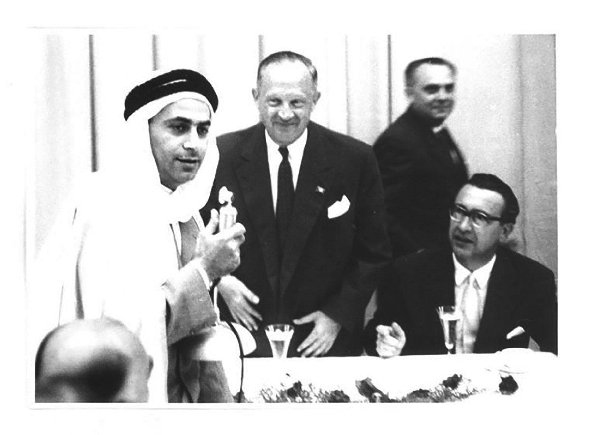 


المغفور له مراد يوسف بهبهاني برفقة المهندس الألماني هينريخ نوردهوف 