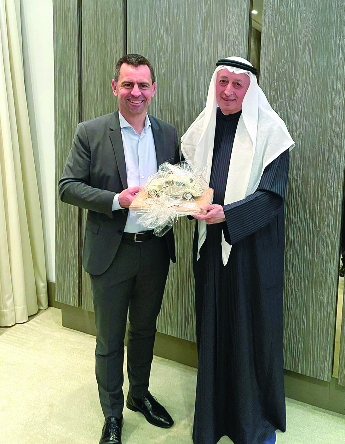 


علي بهبهاني مع مدير المبيعات في «فولكس واجن» مارتن ساندر 