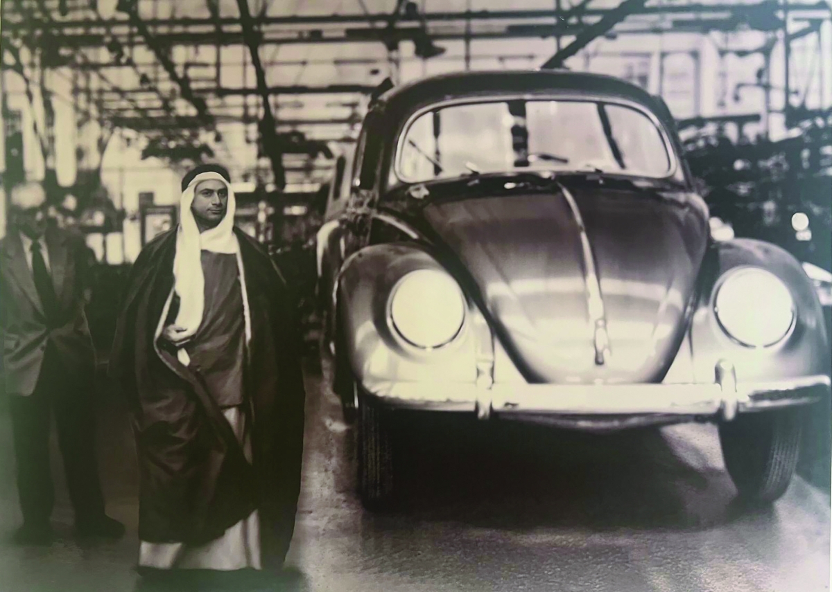 


المغفور له مراد يوسف بهبهاني مع سيارة «بيتل» الأيقونية 