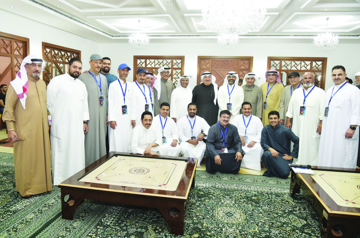 


بوخمسين يتوسط المنظمين للبطولة 