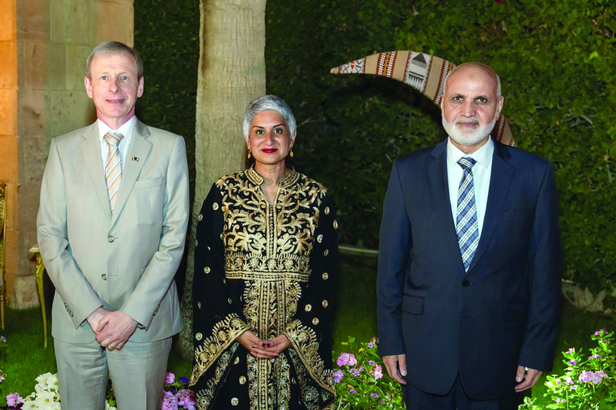 


السفيرة الكندية متوسطة سفيري بلجيكا وأفغانستان 