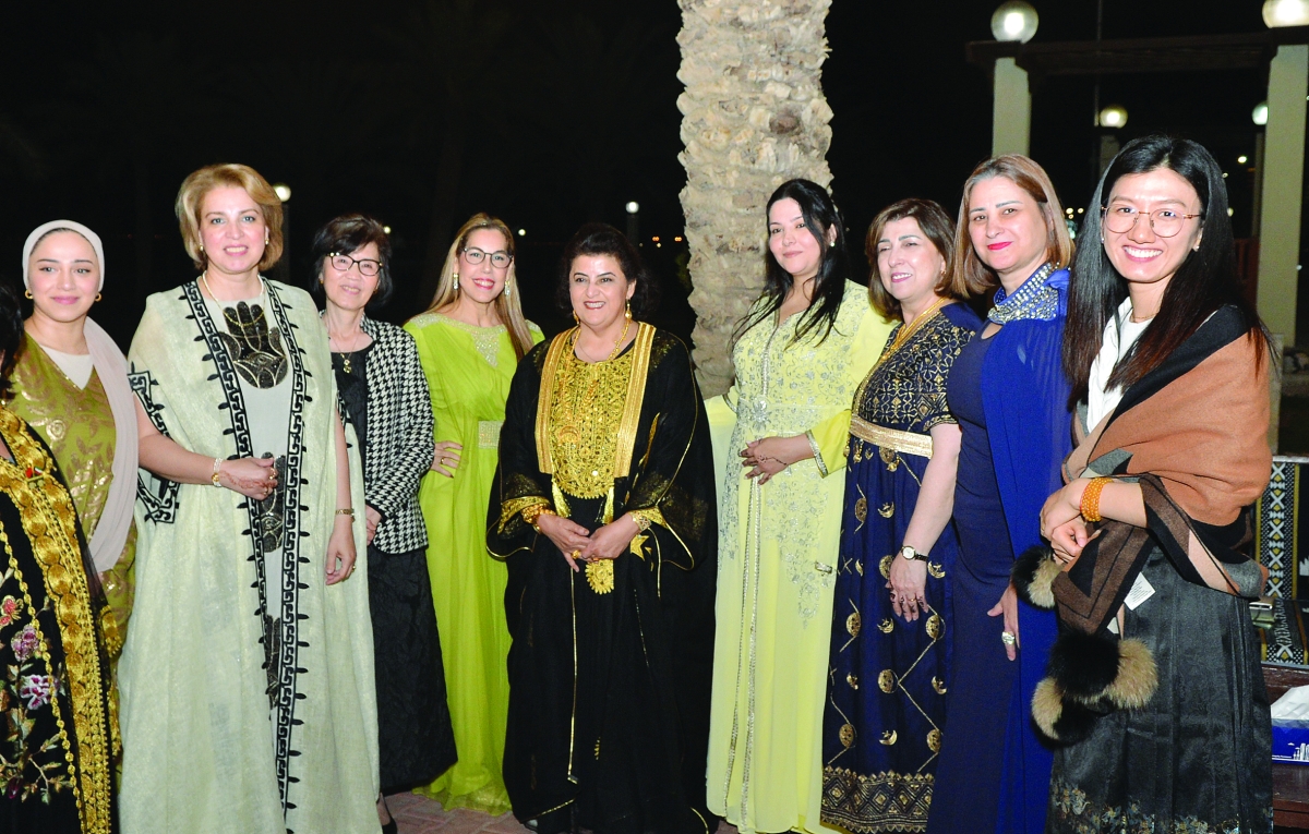 


الشيخة هالة تتوسط زوجات السفراء خلال الحفل	 (تصوير سعود سالم) 