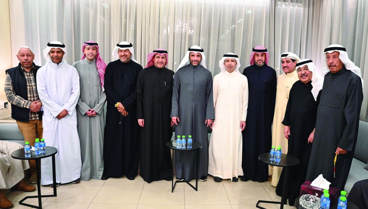 مرزوق الغانم وأحمد الفارس ومهلهل المضف وبدر الجوعان مع عدد من المهنئين         	           (تصوير نايف العقلة) 