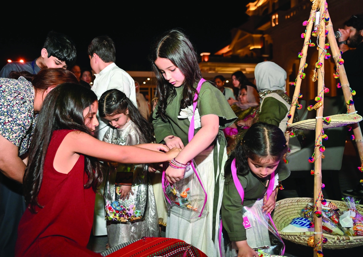 توزيع الحلوى على الصغار