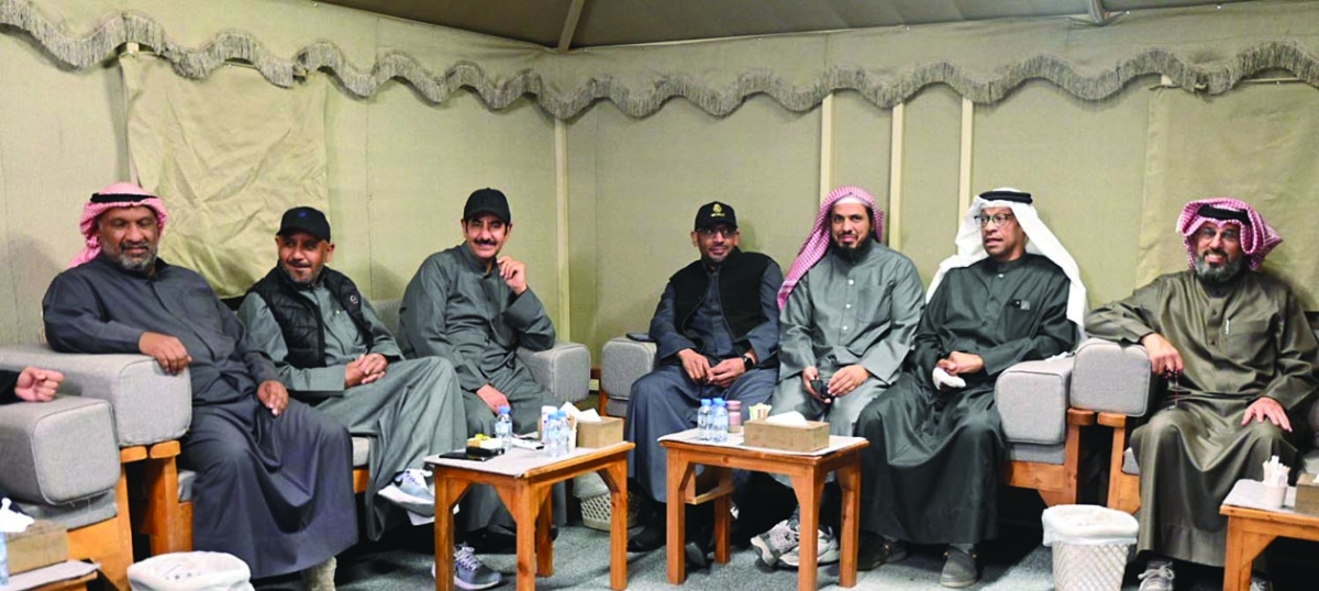 إمام مسجد الصدّيق محمد الشمري يتوسّط رواد ديوانية الرشدان 	 (تصوير نايف العقلة) 