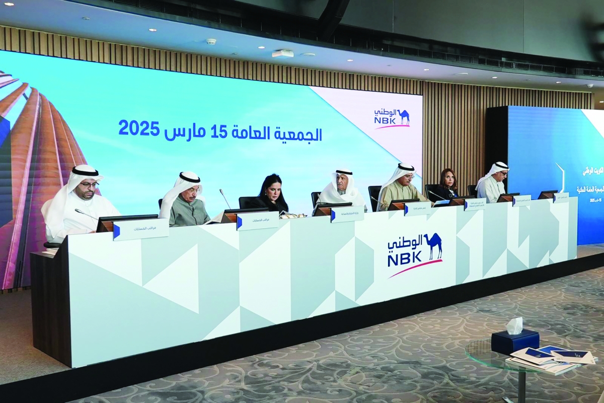 


حمد البحر وعصام الصقر وشيخة البحر وصلاح الفليج خلال انعقاد العمومية 