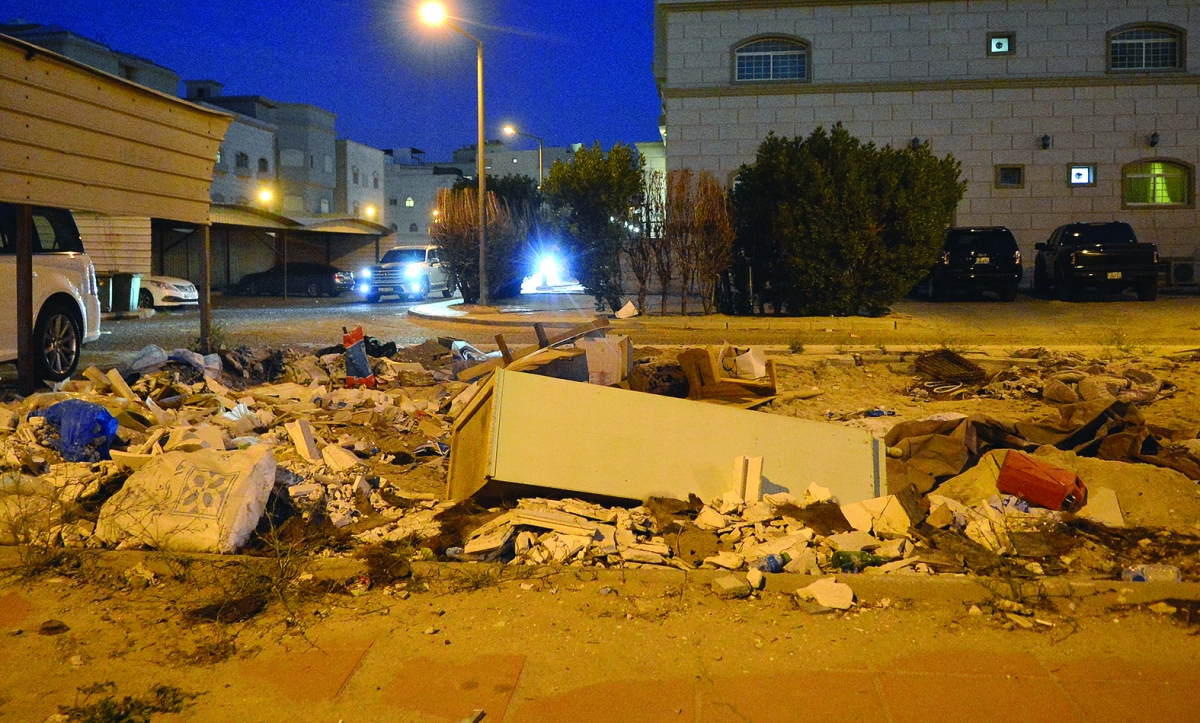 


المخلفات تحيط بالمنطقة       	         (تصوير سعد سالم) 