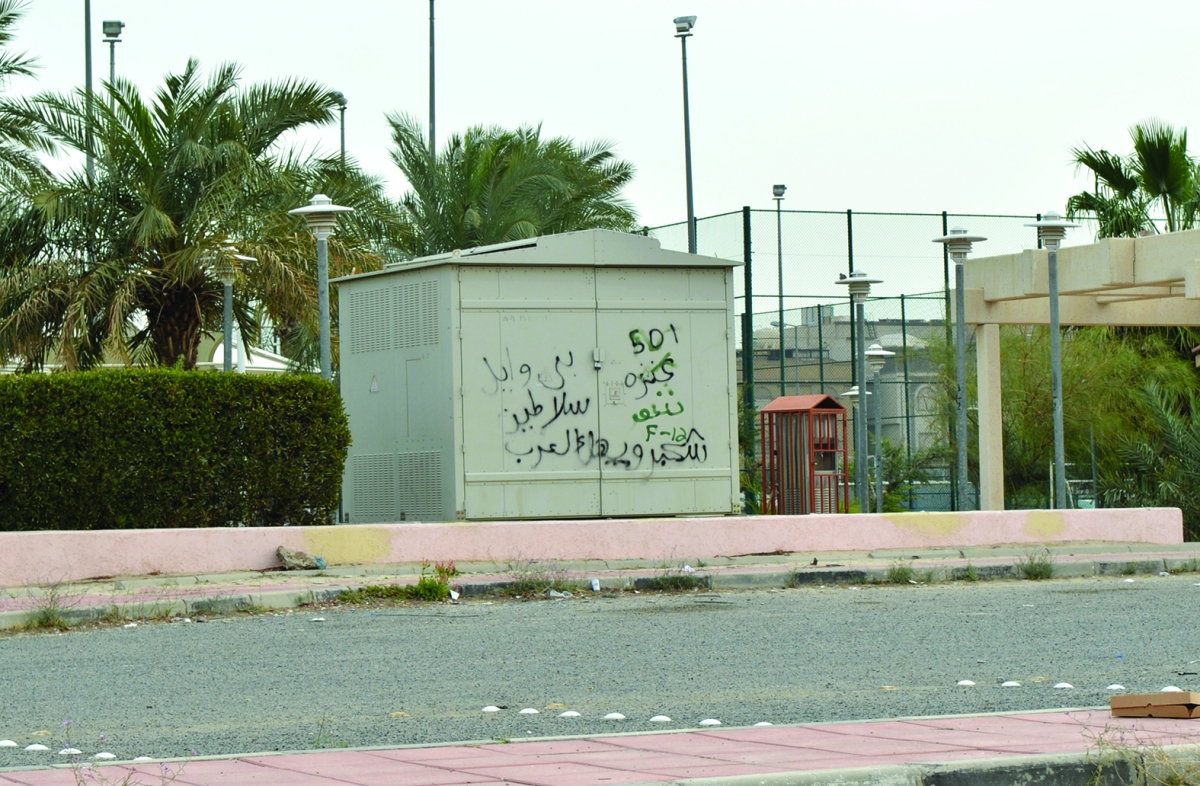 كتابة على محول للكهرباء 