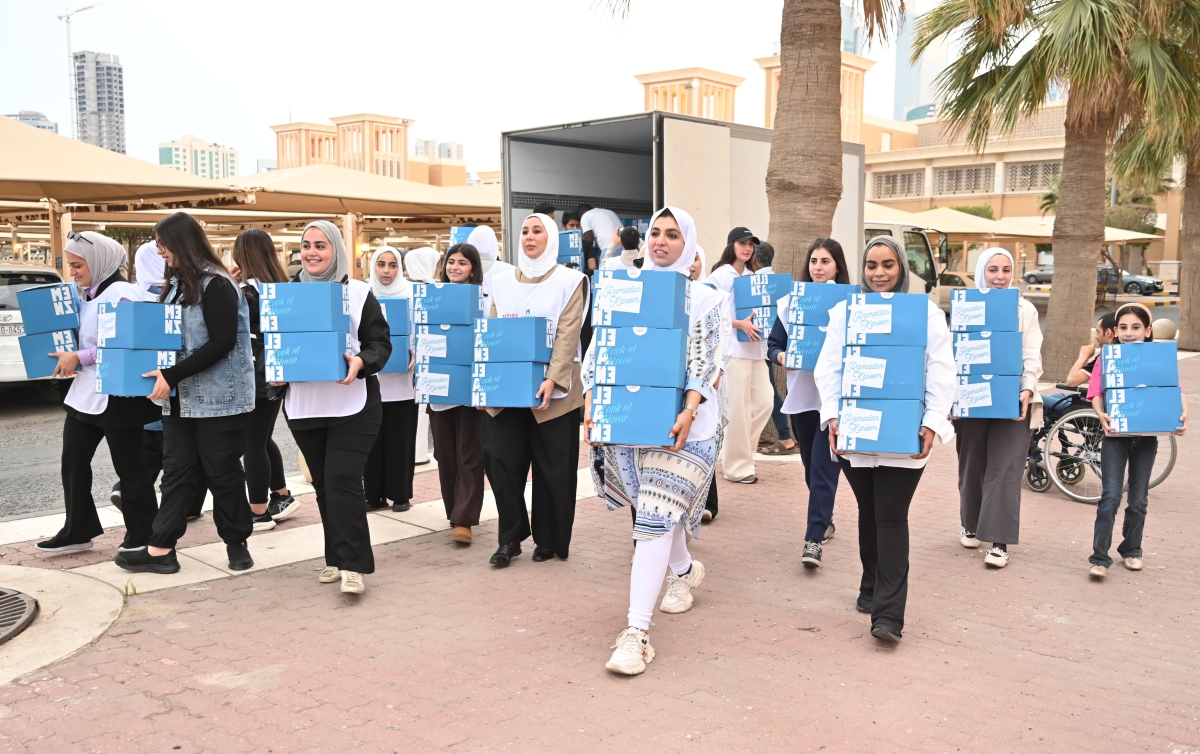 متطوعات يحملن الوجبات لوضعها على المائدة 