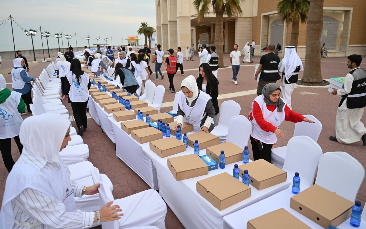 جانب من تجهيز سفرة «زاجل» الرمضانية (تصوير أسعد عبدالله)