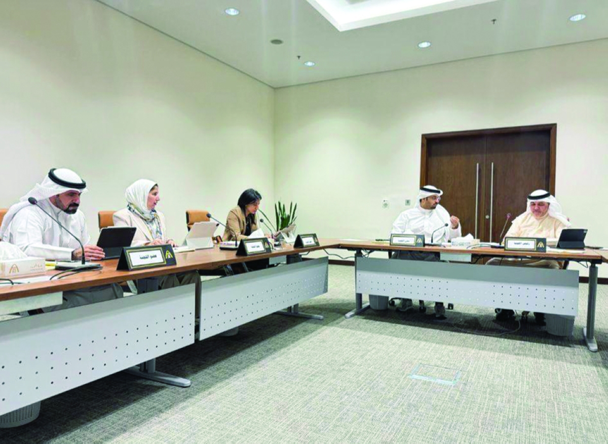 


كمال مترئساً اجتماع لجنة محافظة العاصمة 