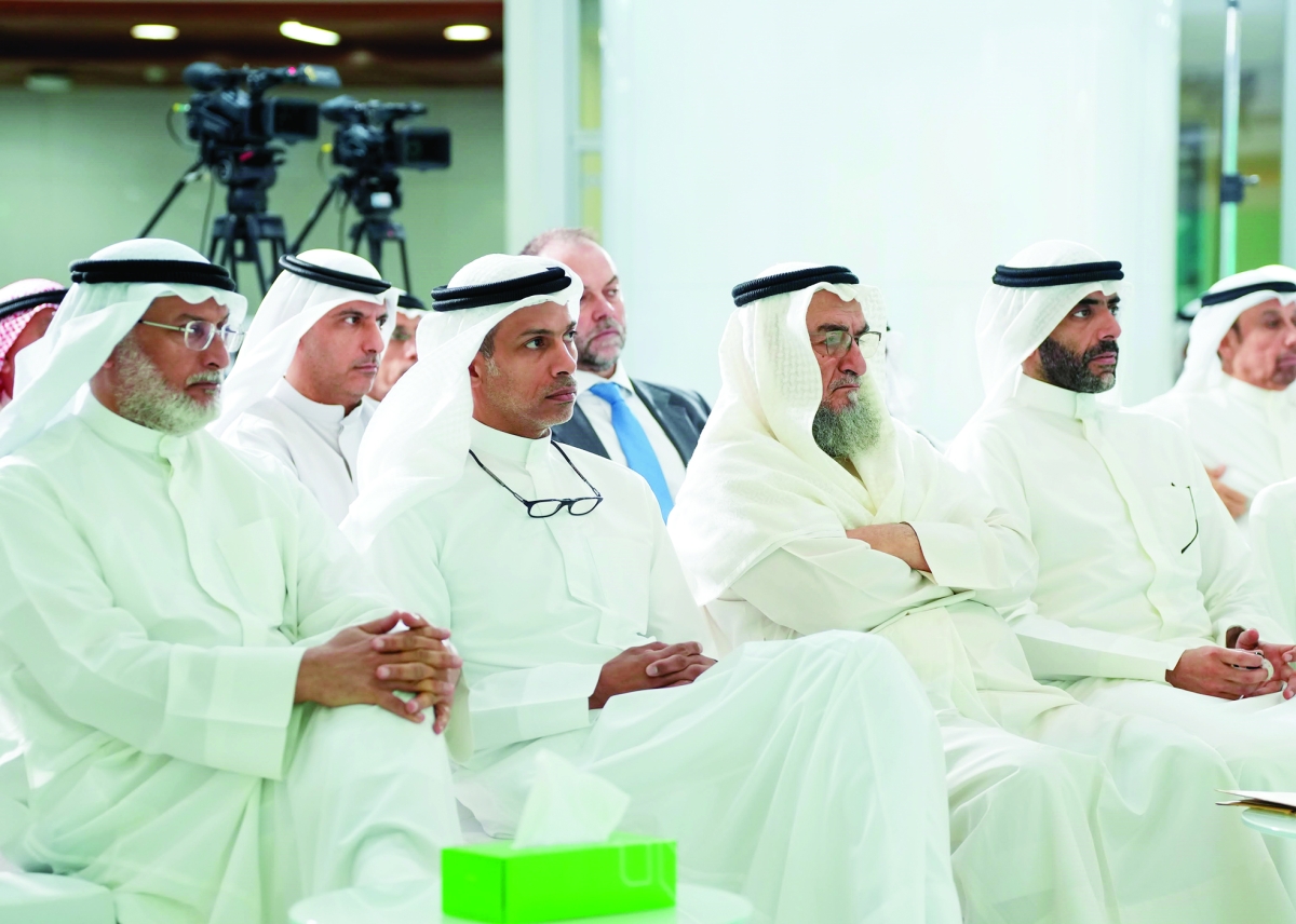 


فهد الغانم وأحمد العمر ومعاذ العصيمي وصلاح المريخي 