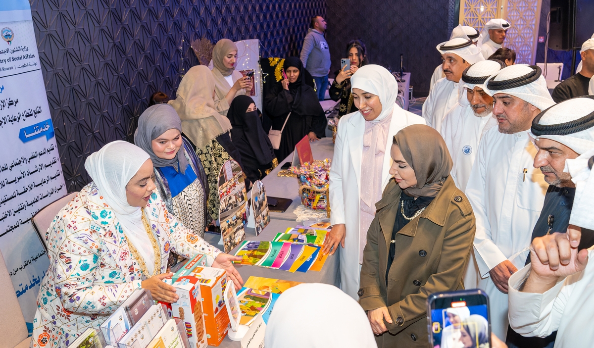 وزير الشؤون الاجتماعية الدكتورة أمثال الحويلة خلال جولتها في المعرض المصاحب للحفل
