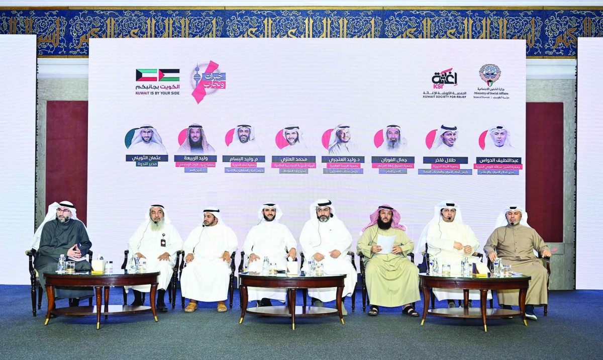 المتحدثون في إحدى الندوات           	      (تصوير أسعد عبدالله)