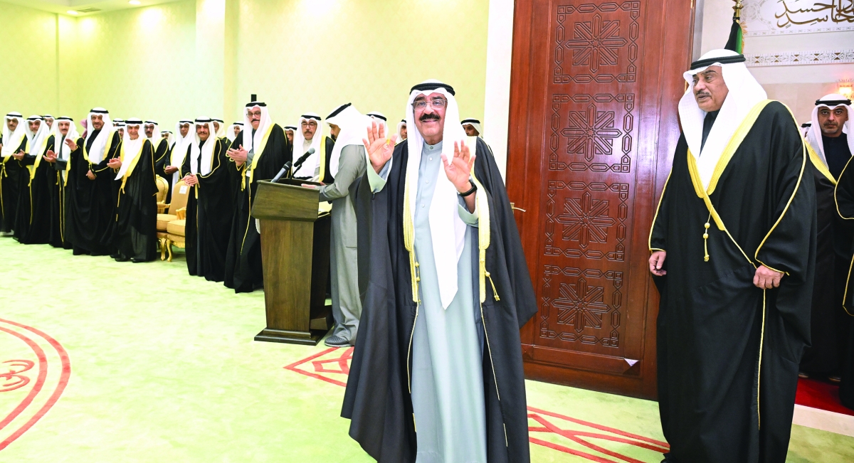 


سمو الأمير يرد التحية لمستقبليه في المجلس الأعلى للقضاء وبمعيته سمو ولي العهد 