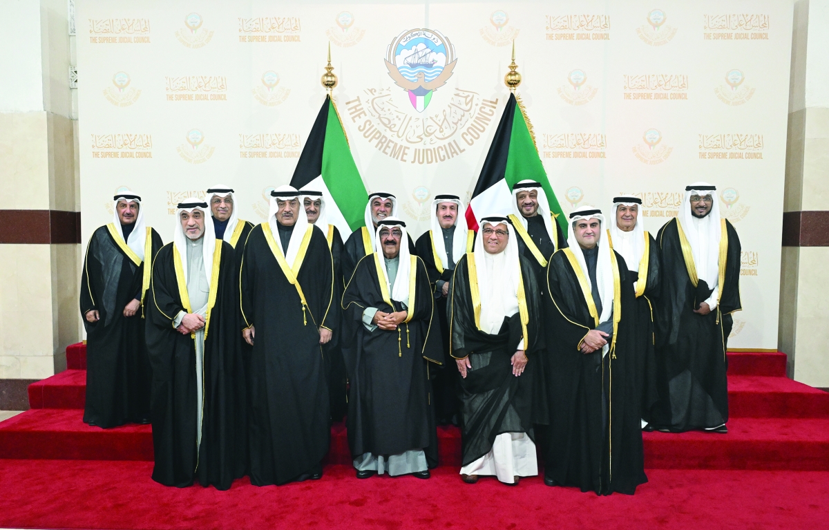 


لقطة تذكارية لصاحب السمو وولي العهد ورئيس الوزراء بالإنابة مع المستشار بورسلي ووزير العدل والقضاة 